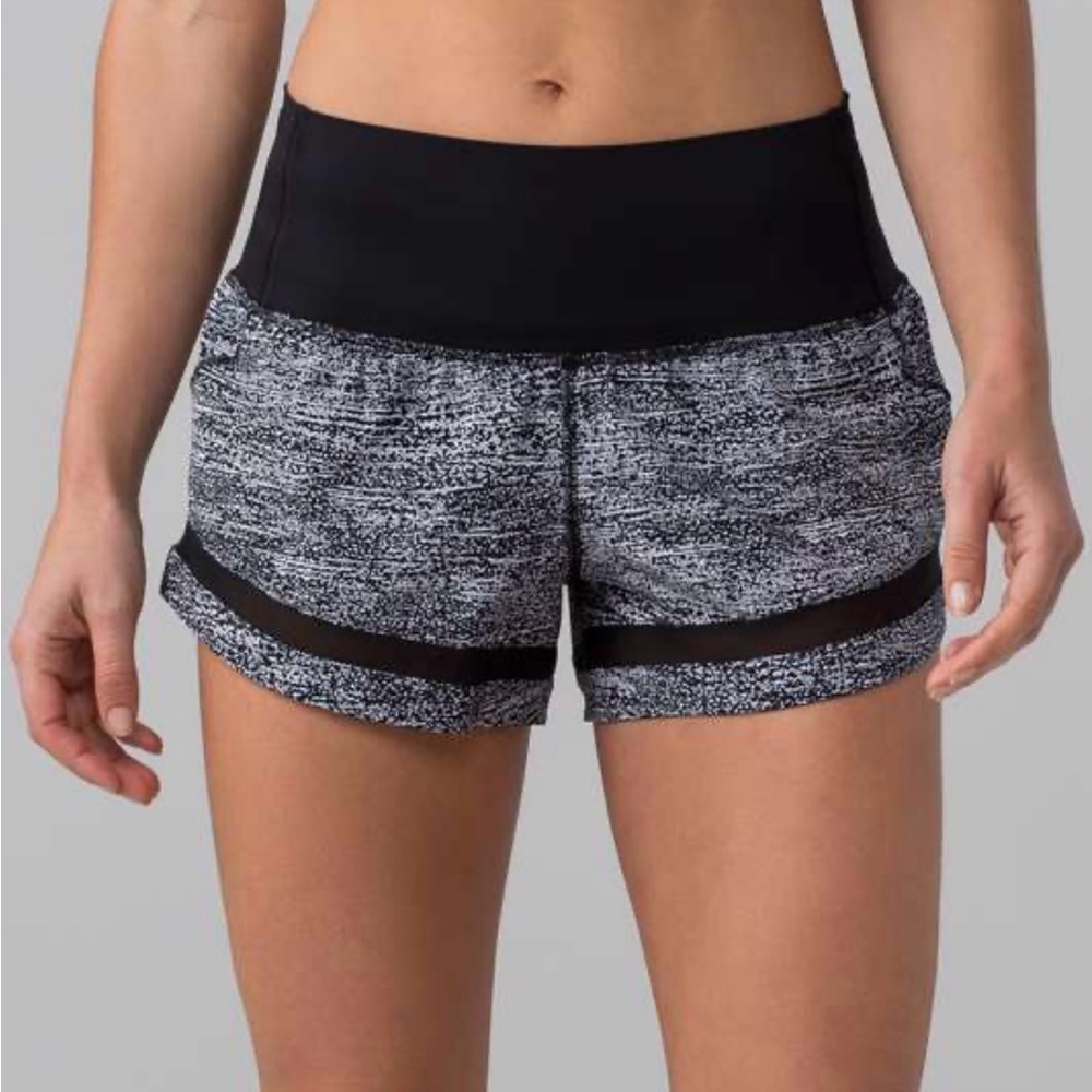 Lululemon Pace Perfect Short Size 6 Pattern In Sound Wave Black White